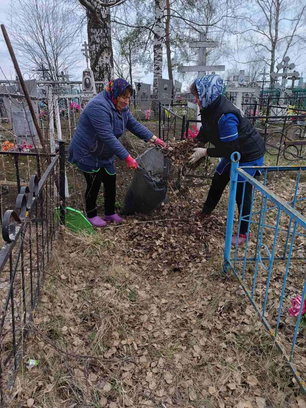 ГБУ «Комплексный центр социального обслуживания населения городского округа  город Выкса» - Уборка могил участников ВОВ и тружеников тыла